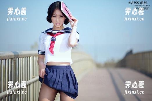 当操场遇上直穿：爱丝最新写真集大揭秘！
