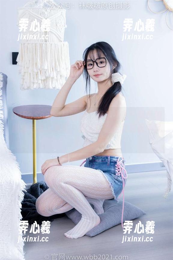 BoBoSocks袜啵啵-枫枫 BoBoSocks袜啵啵 - 精选照片:枫枫的黑丝与迷人角度,努力让左眼和右眼争风吃醋!