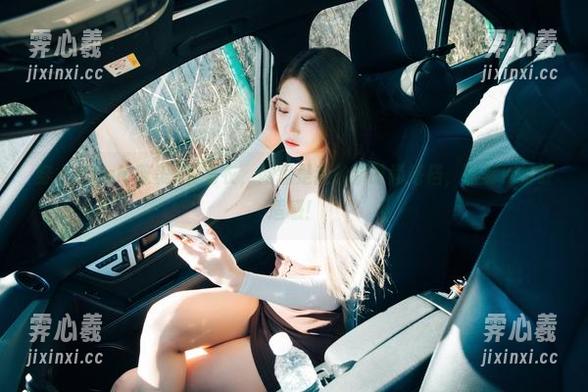 穿上Bomi(普美)的毛衣，网盘是我的新时尚搭档，时刻保持舒适感！