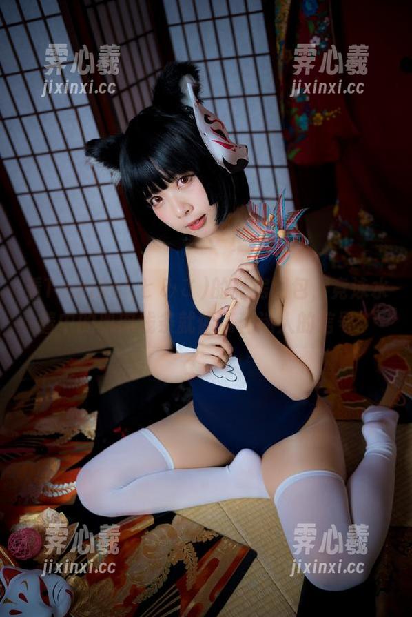 看Tomiko(とみこ)的私房图包，竞泳水着中的肌肉线条就像某种迷人的信号。