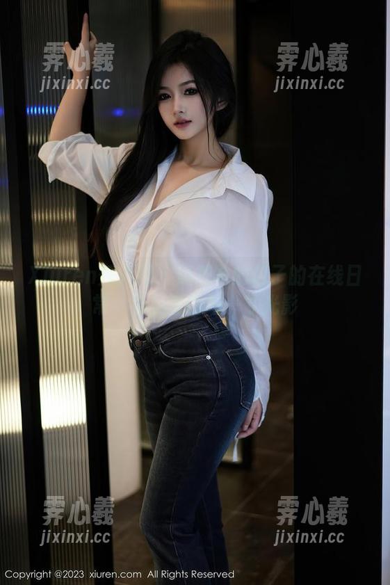 Xiuren秀人网-奶茶味的包子 Xiuren秀人网 - 奶茶味的包子的在线日常:办公室的每一寸光影