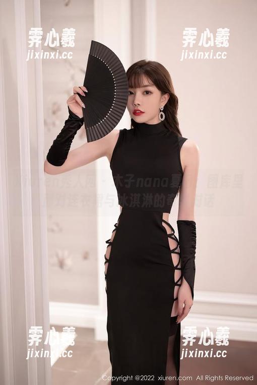 Xiuren秀人网-木子nana Xiuren秀人网 - 木子nana夏日:图库里那对连衣裙与冰淇淋的奇异对话