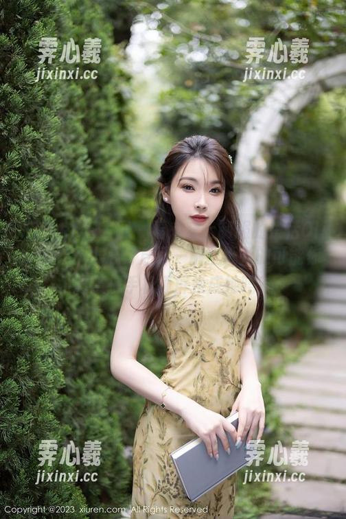 Xiuren秀人网 - 看来穿上制服的楚恬Olivia，不小心开启了一扇壁纸新的可能你愿意把手机锁屏换成她吗？