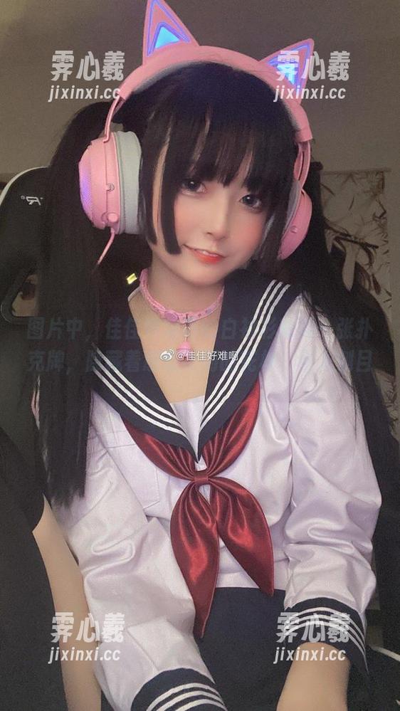 佳佳好难啊 图片中,佳佳好难啊的白衬衫就像一张扑克牌,隐藏着意想不到的花样,引人侧目。