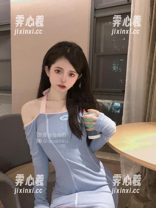 露背裙的诱惑，倦倦喵在图库里的身影太撩了。