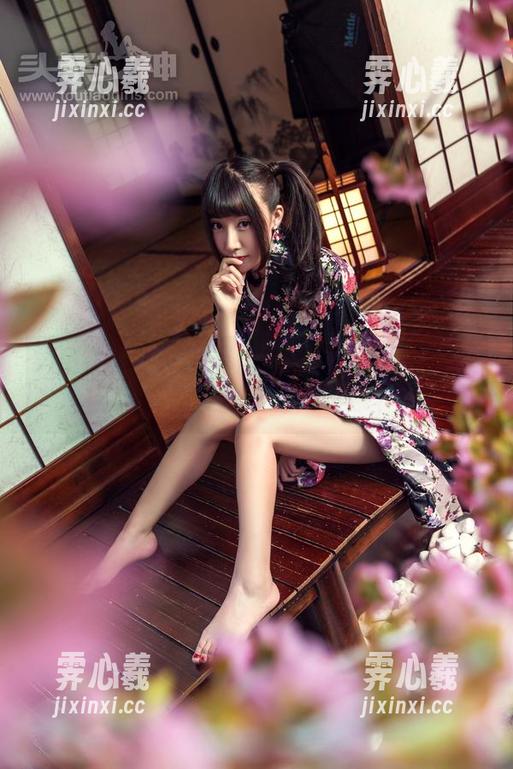 头条女神-高韩菲 头条女神 - 高韩菲居家私拍:原图中的我,拿着遥控器的样子看起来像个主宰!