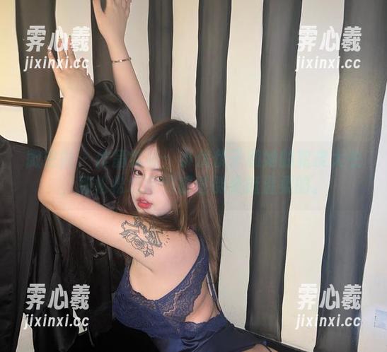 小优优子 微密圈 - 作品赏析:小优优子和她的貂皮大衣,那松松垮垮的感觉倒是挺温柔的。