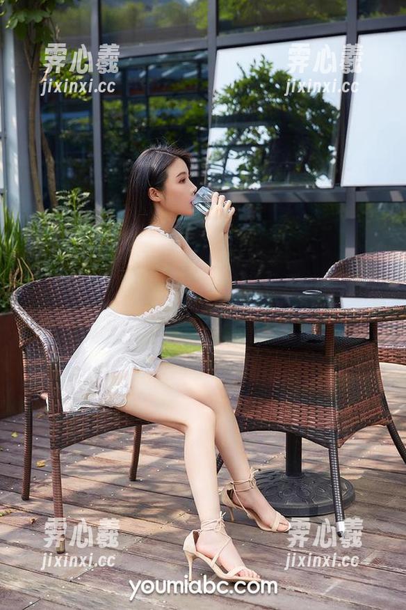 尤蜜荟 - 聚焦最新，田冰冰女巫造型，魅惑气息令人不敢靠近。
