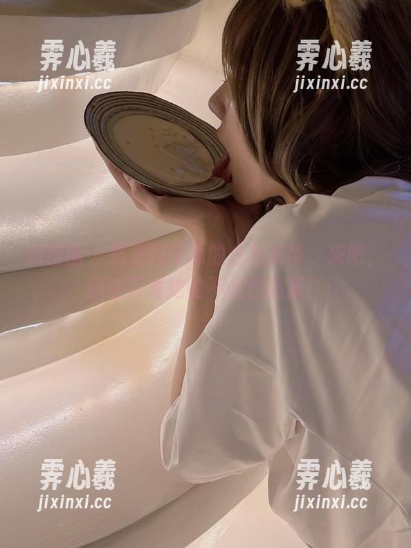 微密圈 - 就是阿朱啊的白色吊带，来吧，顺手下载她的不凡作品集！