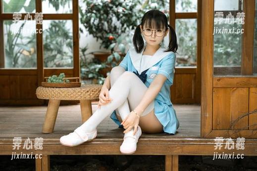 双人校服写真合集中，幼水铃衣是把青春的钥匙丢了？