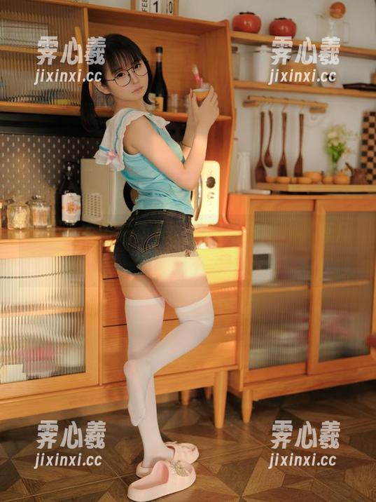 幼水铃衣发布新作，美脚风华绝代，夸几句真心不为过