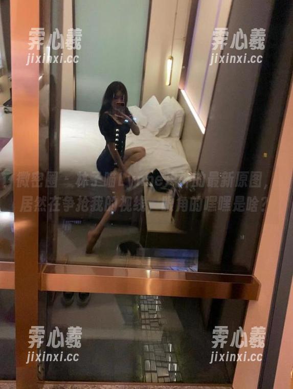 林子喵Lynne 微密圈 - 林子喵Lynne户外的最新原图,居然在争抢我的视线,眼角的嘿嘿是啥?