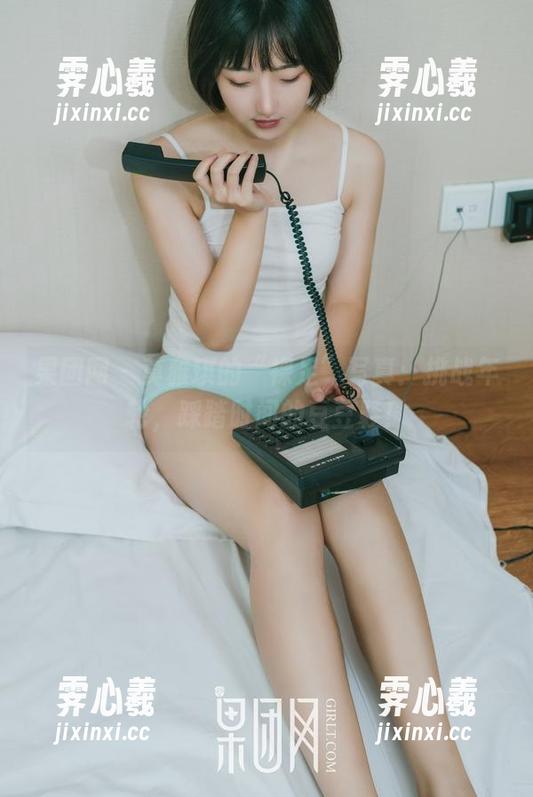 果团网-莫雅琪 果团网 - 莫雅琪的“裸足”写真:挑战年轮,踩踏时间的豆豆鞋!