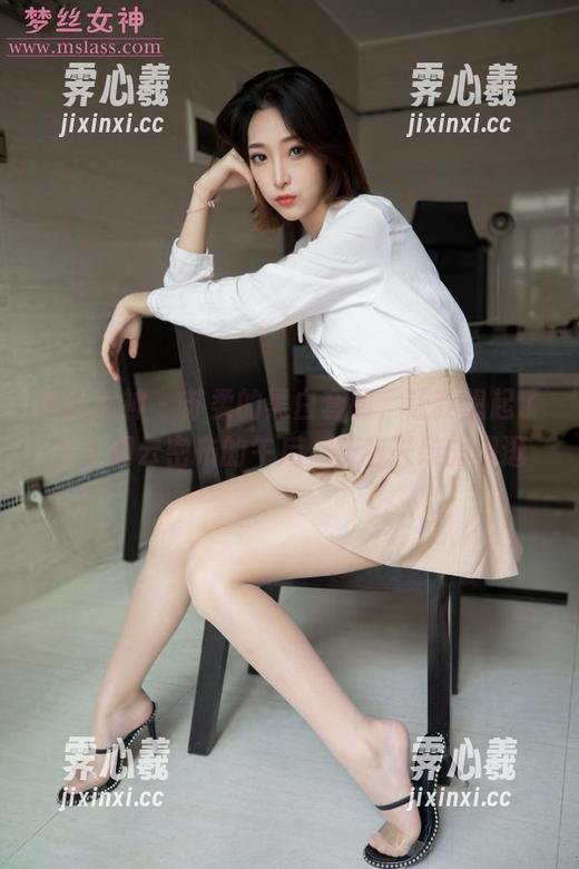 梦丝女神 - 苏柔的黑白套图，让我想起了某个阴云密布的午后，饶有兴致的闲逛