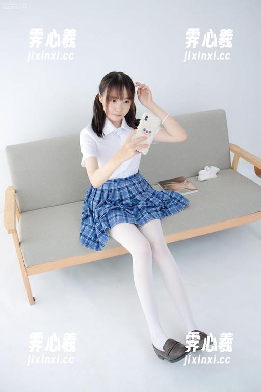 森萝财团 - 小七的最新套图：你不会想到她的“JK”其实这么随性！