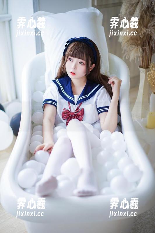 樱井小莜的套图刚好打破了我的审美疲劳，蓝色护士的清新真让人欣赏。