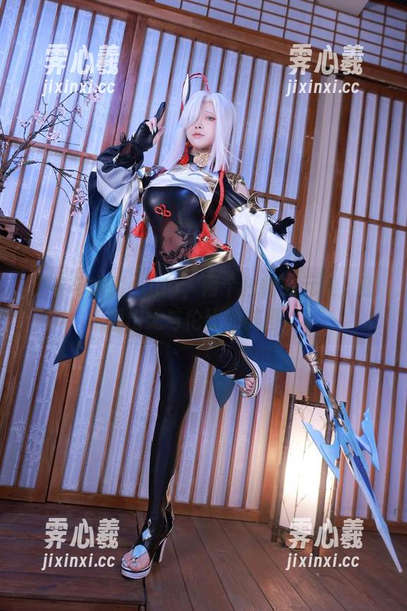 皮衣与水淼aqua，两个独特的元素，碰撞出无与伦比的美图。