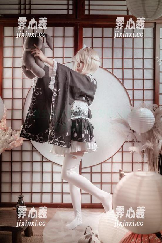 白易子教主的JK制服，定制袖口的调皮在写真里探头探脑