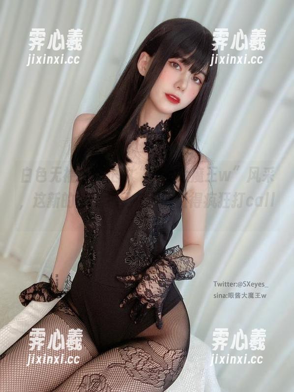 白色无袖，真正的“眼酱大魔王w”风采，这新的写真集又有新宠值得疯狂打call。