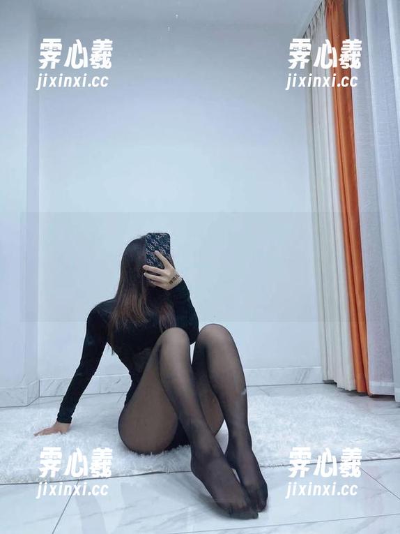禅雨儿Lynne 微密圈 - 在禅雨儿Lynne在线面前,白裙子的优雅让我明白,走路也可以是高难度运动。作品值得一赞!
