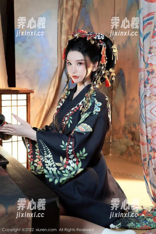 秀人网-大琪琪Emily 秀人网 - 图包里的美图,感觉要被大琪琪Emily的女王气场压倒了,不想做小跟班。