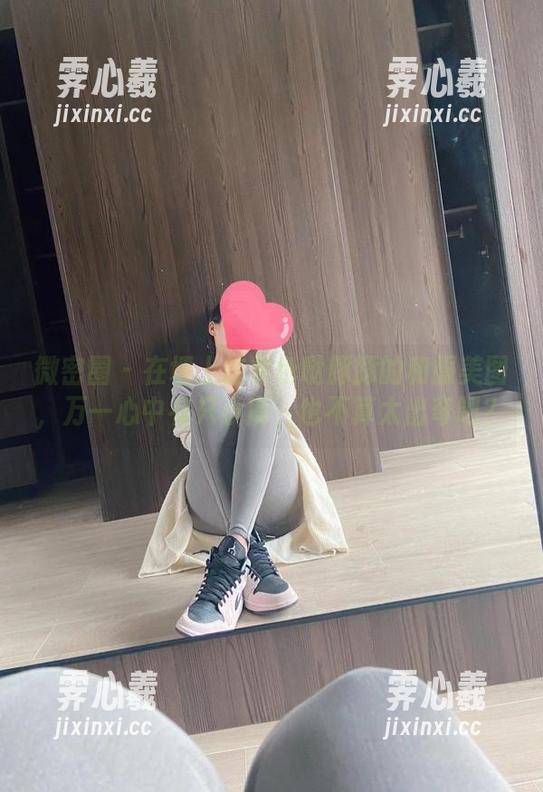 微密圈 - 在墙上挂紫色哒豚豚的和服美图，万一心中有只小鹿，也不算太出奇吧？