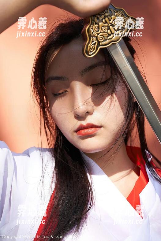 蜜桃社 - 从修女到模特：露西Lucy的原图壁纸奇境