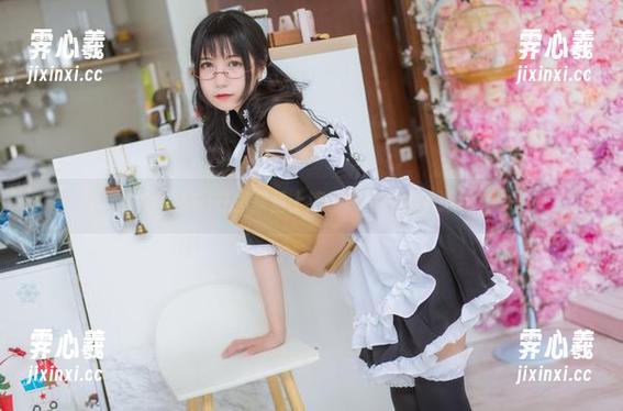 逐月Su在图集里上演了一出白色的游戏