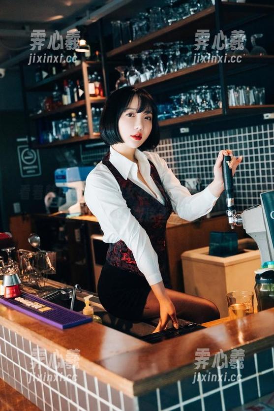 看着韩国孙乐乐的女孩写真，好想直接把整个墙壁换成这些壁纸。